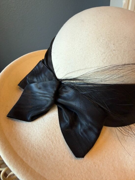 Vintage Neiman Marcus Betmar Cream Wool Felt Hat w/ Black Feather & Ribbon main image 7